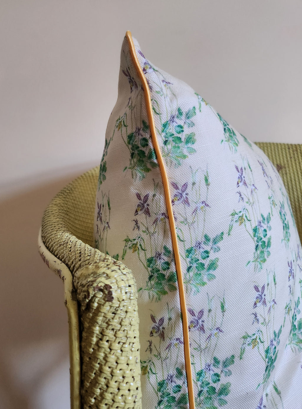 LITTLE AQUILEGIA YELLOW PIPE cushion